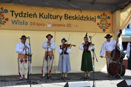 Piąty dzień Tygodnia Kultury Beskidzkiej w Wiśle - występy na małej estradzie na Pl. B. Hoffa - Zespół Słopnicki Zbyrcok ze Słopnic